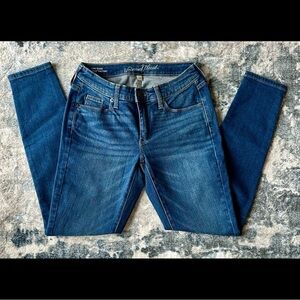 Universal Thread Women's Medium Blue Curvy Skinny Jeans